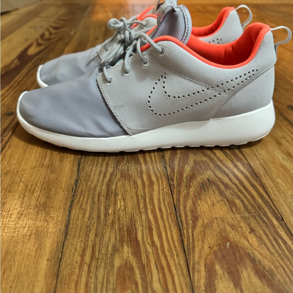 NIKE Mens Roshe One Premium Shoe (Size 8 Pure Platinum/Pure Platinum-Wolf Grey) - Picture 2 of 7